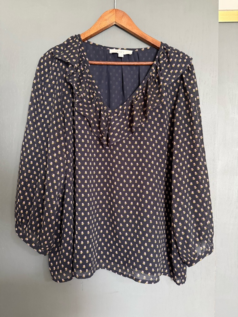 LOFT Floral V-Neck Blouse – Size XL, Pink Flowers, Puff Sleeve Ruffle V Neck